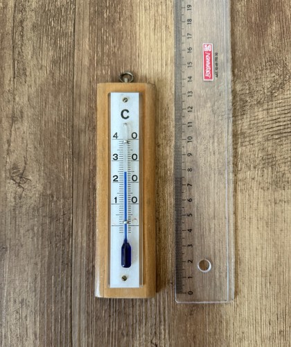 Altes thermometer aus holz - thermometer,
