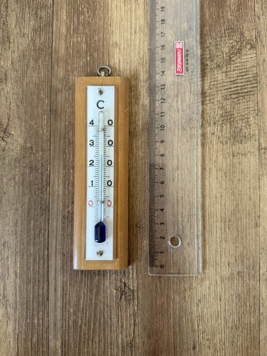 Altes thermometer aus holz - thermometer,